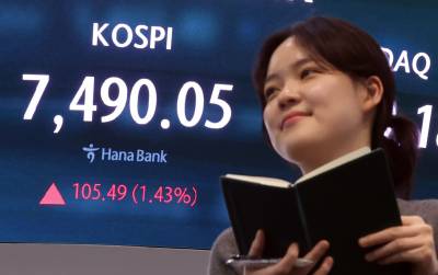 "外人 7조 팔았는데" 코스피 7490.05 상승 마감…개인-외국인 '고지전'