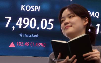 "外人 7조 팔았는데" 코스피 7490.05 상승 마감…개인-외국인 '고지전'