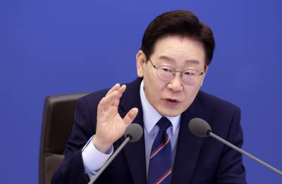 李 대통령 "원시적 약탈 금융, 서민들 목줄 압박…과감한 재정 투입, 경제에 활력을"