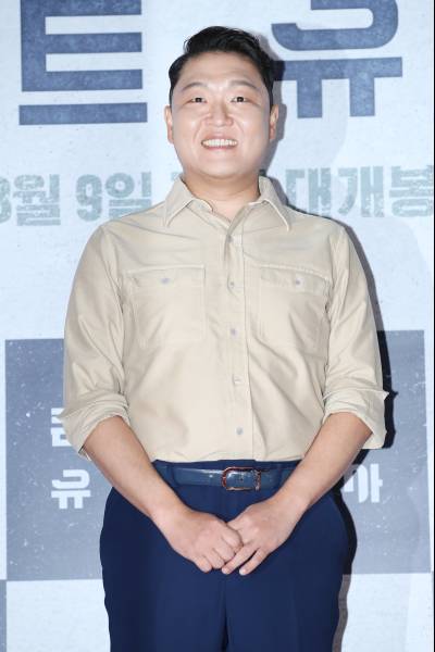 싸이, 수면제 대리 수령에 경찰 조사…병원도 압수수색