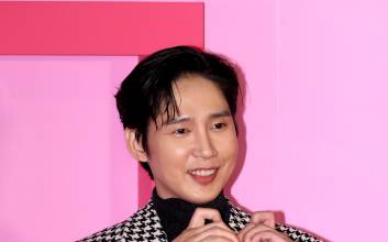 일본 AV 배우 나체 포스터 '빛삭'…박성훈, 오징어게임2 인터뷰서 과연?