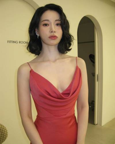 임지연 드러난 쇄골, 콜라병 허리도…백상 달군 파격 드레스핏