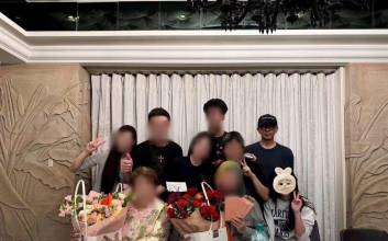 구준엽, 옅은 미소로 카메라 보며…