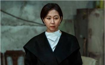 염정아, 불법 매매 조직 운영? "지금껏 본 적 없는 얼굴"…왜?