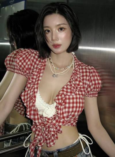 권은비 파격 의상에 잘록 허리…당당한 셀카 '워터밤 여신'