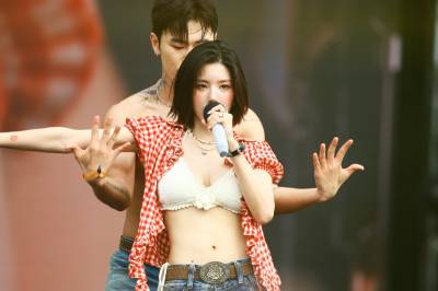 권은비 올해 워터밤서 '파격 의상'…조회수 이미 폭발