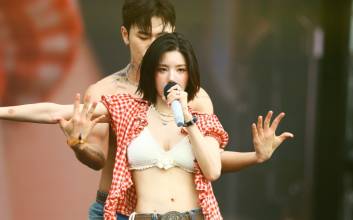 권은비 박진영 터졌다!…2025 워터밤서 무슨 일이