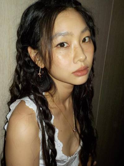 정호연 깊게 파인 화이트 드레스…청초 비주얼 '눈길'