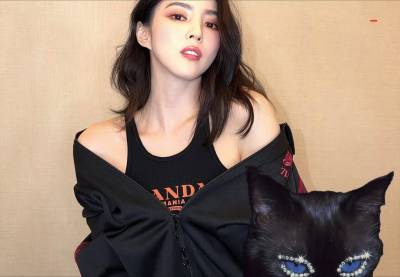 한소희, 상의 반쯤 내리고…고혹적인 눈길 '치명적 매력'
