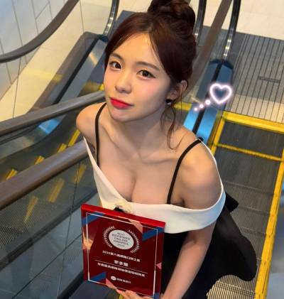 이다혜 치어리더, 오프숄더 드러난 쇄골…상패 들고 '과감 노출'