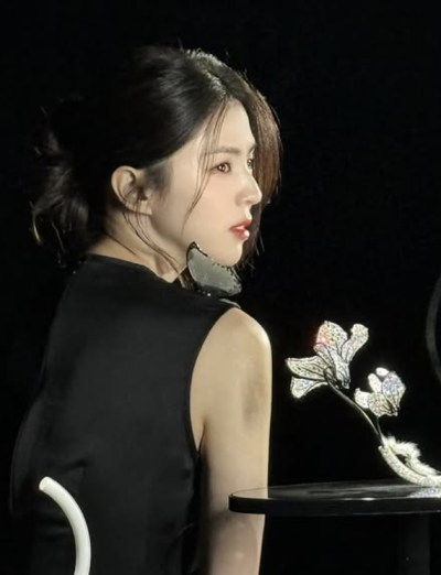 한소희, 어깨 훤히 드러내…고혹적 드레스 자태