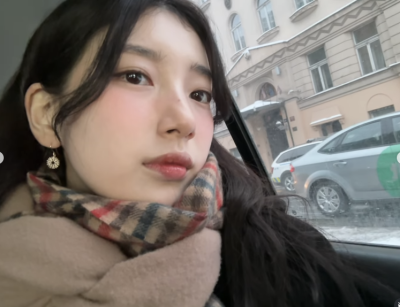 수지 창가 기대어 성숙한 매력…'볼수록 매력있어'