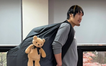 최홍만 파격 공항패션…잔뜩 든 가방, 정체는