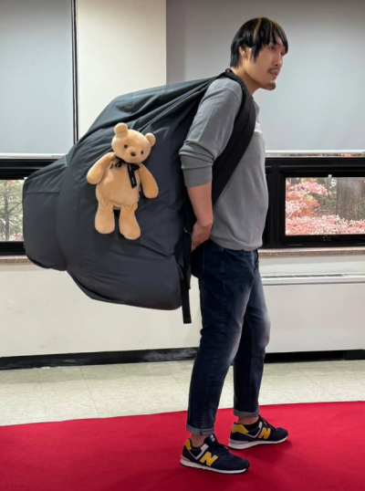 최홍만 파격 공항패션…잔뜩 든 가방, 정체는