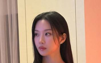 문가영, 훤히 드러낸 튜브톱 드레스…샴페인 손에 들고, 왜?