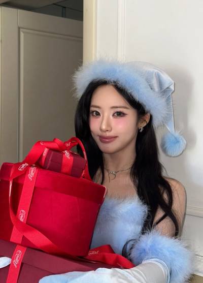 프미나 지원, 미인의 정석…오프숄더 장착한 산타걸