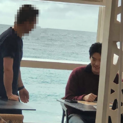 김우빈♥신민아 스페인서 포착…손가락 '이것' 눈길 끌어