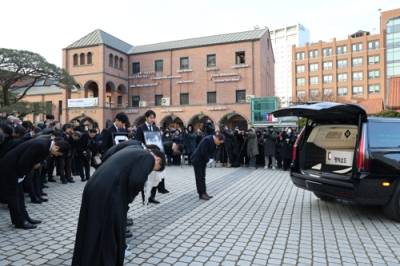 故 안성기, 눈물 속 영면…"한국 영화의 거목"